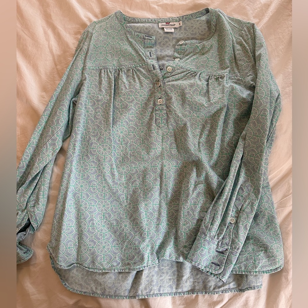 Vineyard Vines women’s popover chambray top